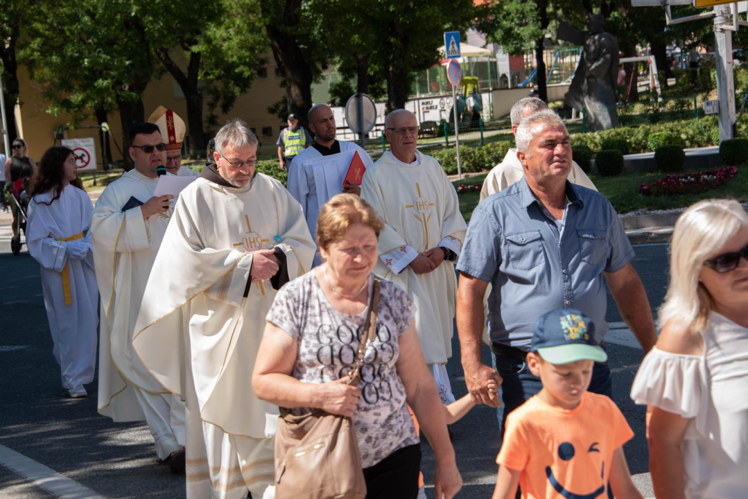 Dan grada Knina i blagdan sv. Ante započeo procesijom, završava koncertom Ivana Zaka
