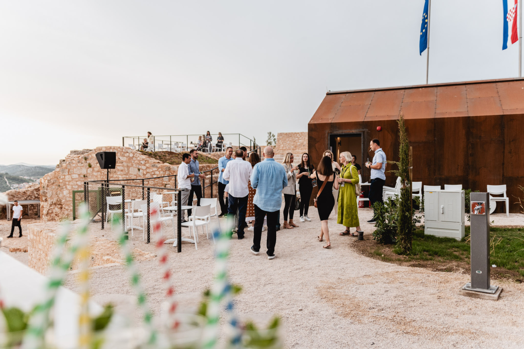 Zahuktalo se ljeto na sve tri šibenske tvrđave: Koncerti na Mihovilu, filmovi na Baroneu, ture po sv. Ivanu