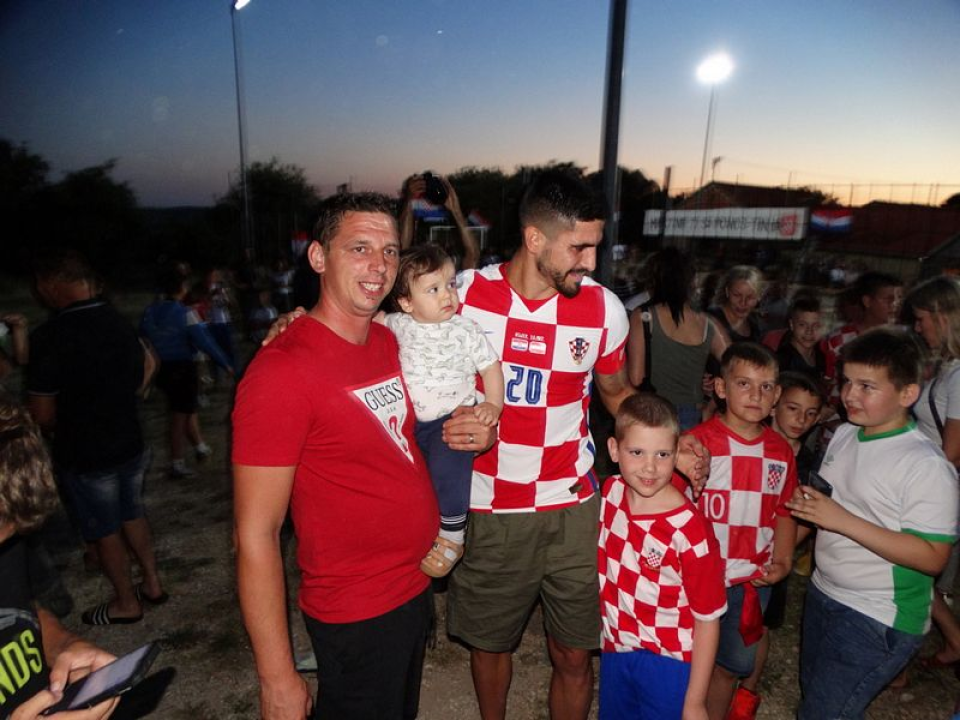 Veličanstven doček hrvatskog reprezentativca Martina Erlića u rodnom Tinju