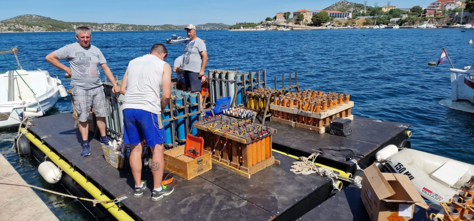 Pripreme za vatromet na šibenskoj rivi: Očekuje nas spektakl vrijedan 80 tisuća kuna!