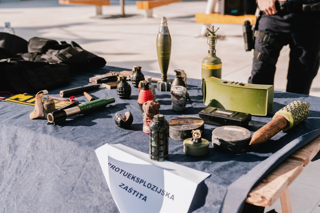 Dan otvorenih vrata Policije na Poljani: Najviše zanimanja za fotografiranje s vatrenim oružjem