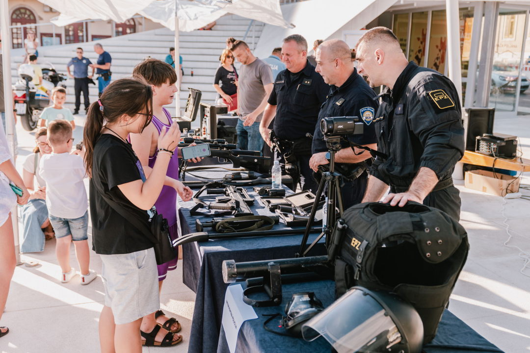 Dan otvorenih vrata Policije na Poljani: Najviše zanimanja za fotografiranje s vatrenim oružjem