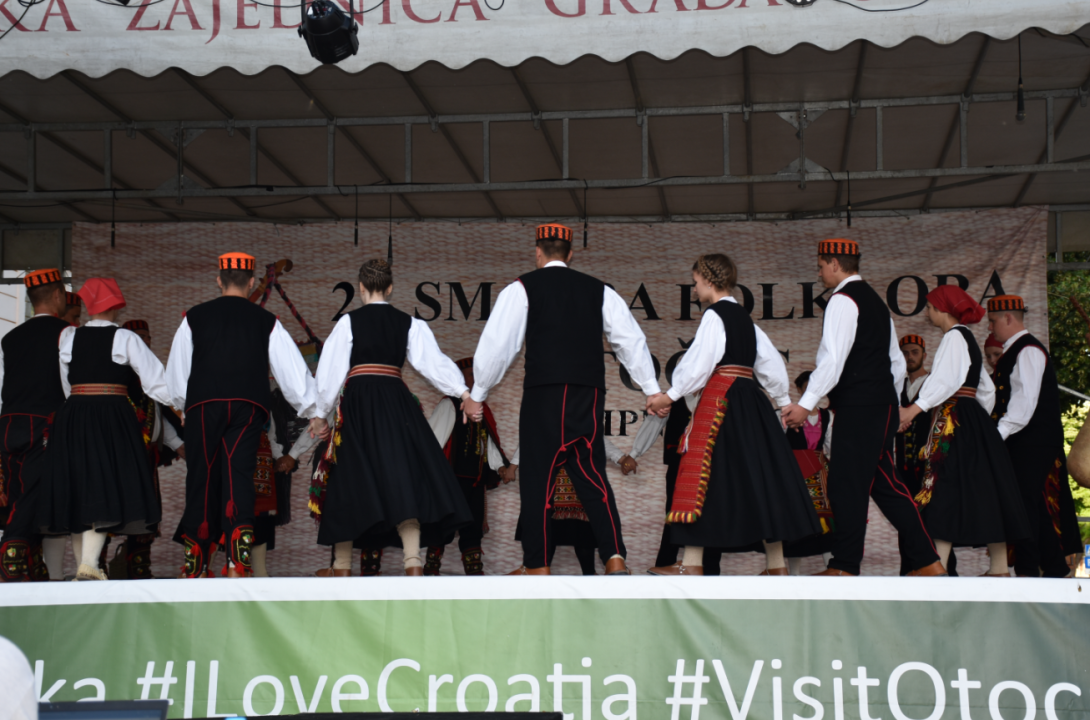 'Zvona Zagore' svojim su folklornim programom uveličali 22. smotru folklora u Otočcu  
