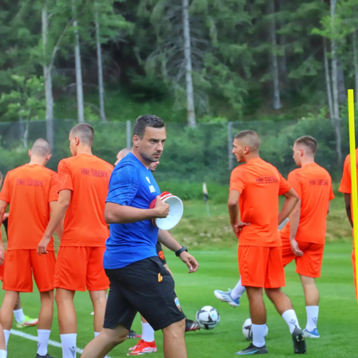 Nogometaši Šibenika odrađuju prve treninge u Sloveniji, potpisan novi sponzorski ugovor 