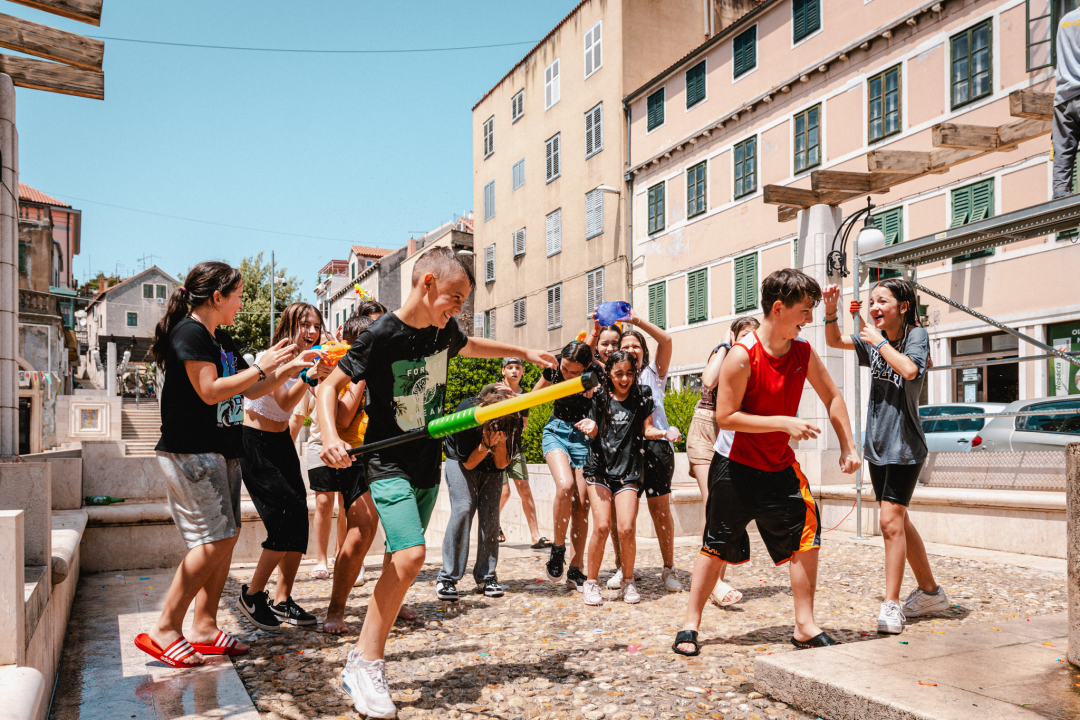 Šibenik u vrijeme MDF-a, jedini grad u kojem je više djece na ulici nego ispred ekrana