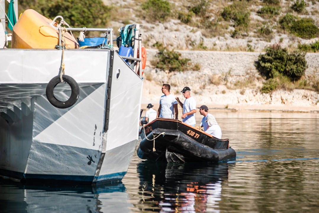 Iz podmorja Šarine drage u Zatonu uklonjeno preko 20 godina staro ribogojilište 