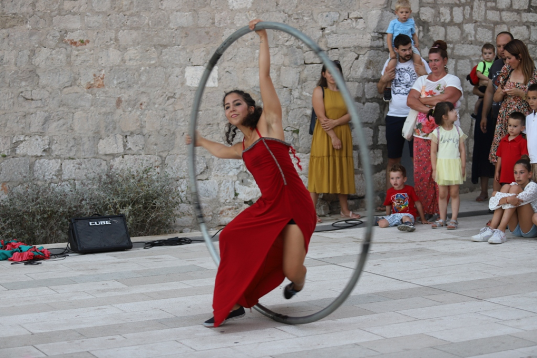 Danas je zbog MDF-a najduži dan u godini: Poznati čitaju, sajam knjiga, ulični program, predstave...
