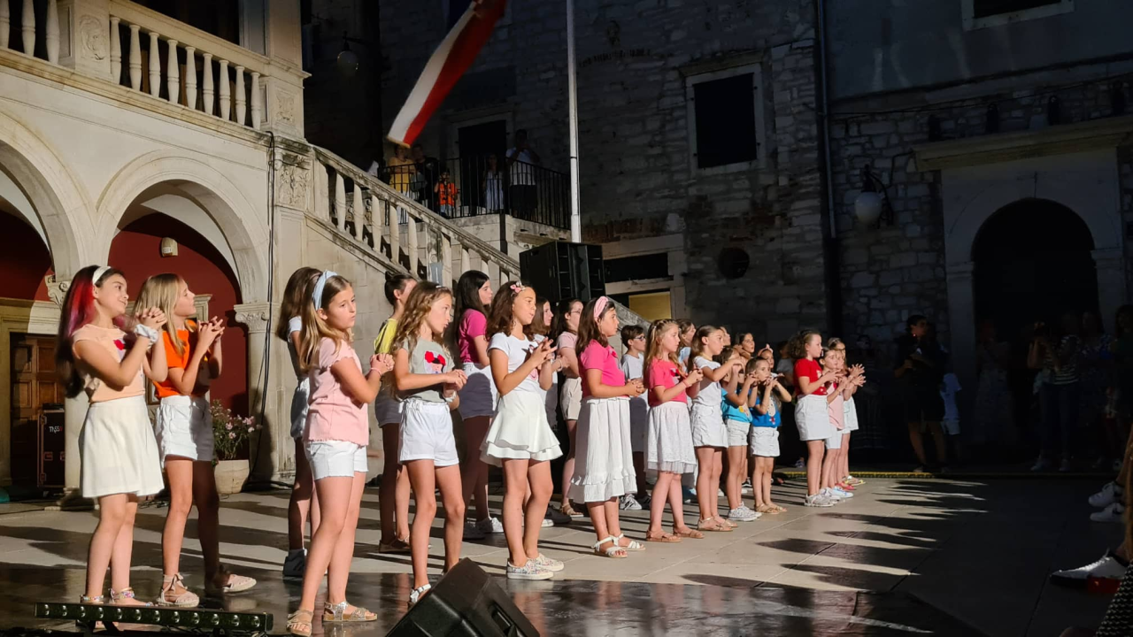 Zastava je spuštena, a MDF zatvoren nakon dva tjedna zabave i veselja