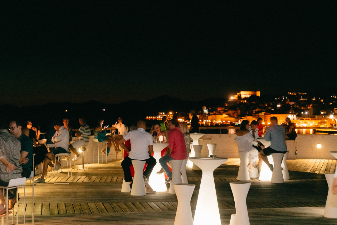 Uživajte u jedinstvenom ambijentu Roof Bara by Moet & Chandon u D-Resortu!