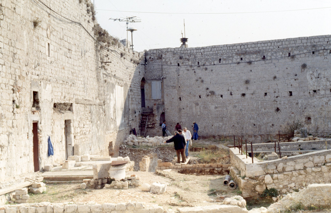 Točno je 50 godina od prvih arheoloških istraživanja na Tvrđavi sv. Mihovila: Pronađeni nalazi iz oko tisuću godina prije nove ere
