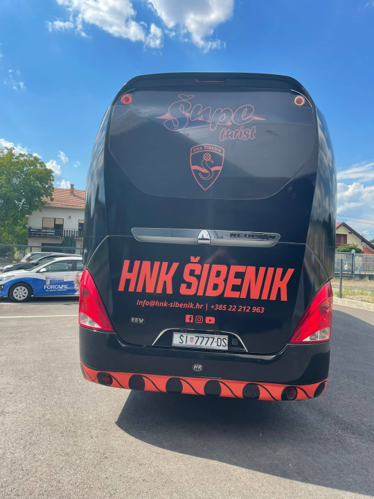 Crno-narančasta boja, lav, 'Moj grad, moj klub'... sve je to oslikano na klupskom busu HNK Šibenik 