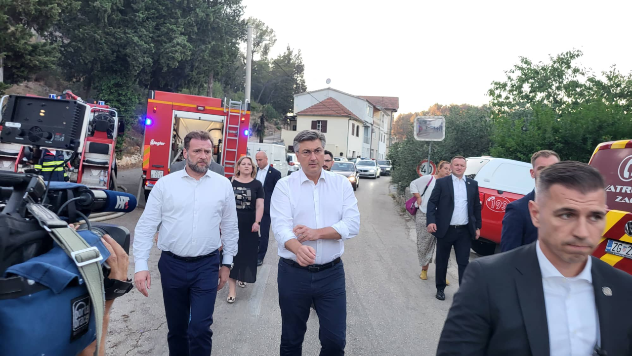 Plenković u Zatonu: 'U posljednjih šest godina nije izgorjelo ovoliko kuća, a smještaj za one koji su otišli bit će osiguran'