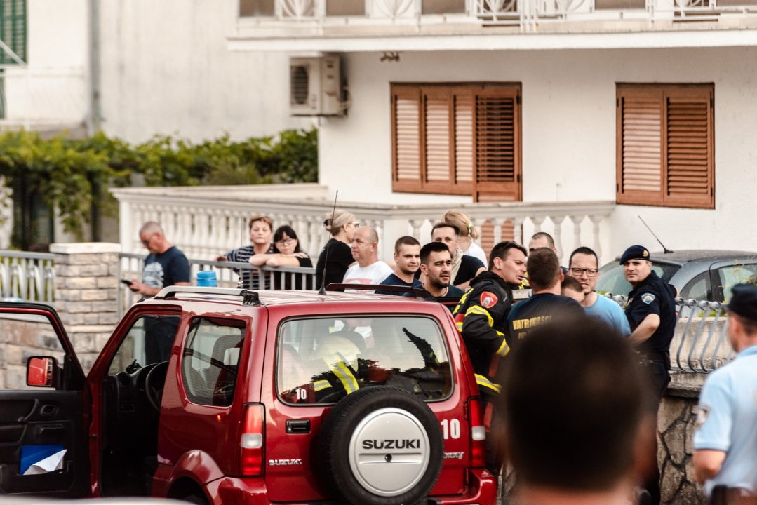 Nemirna noć na požarištu: Pogledajte večerašnje scene iz Zatona