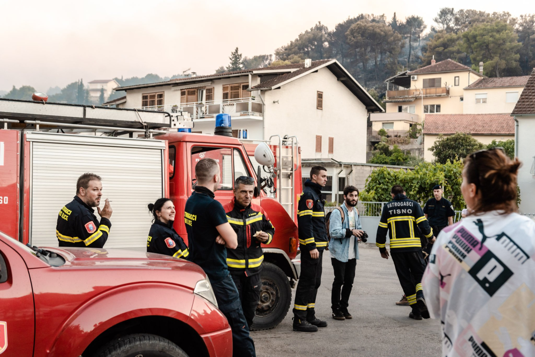 Nemirna noć na požarištu: Pogledajte večerašnje scene iz Zatona