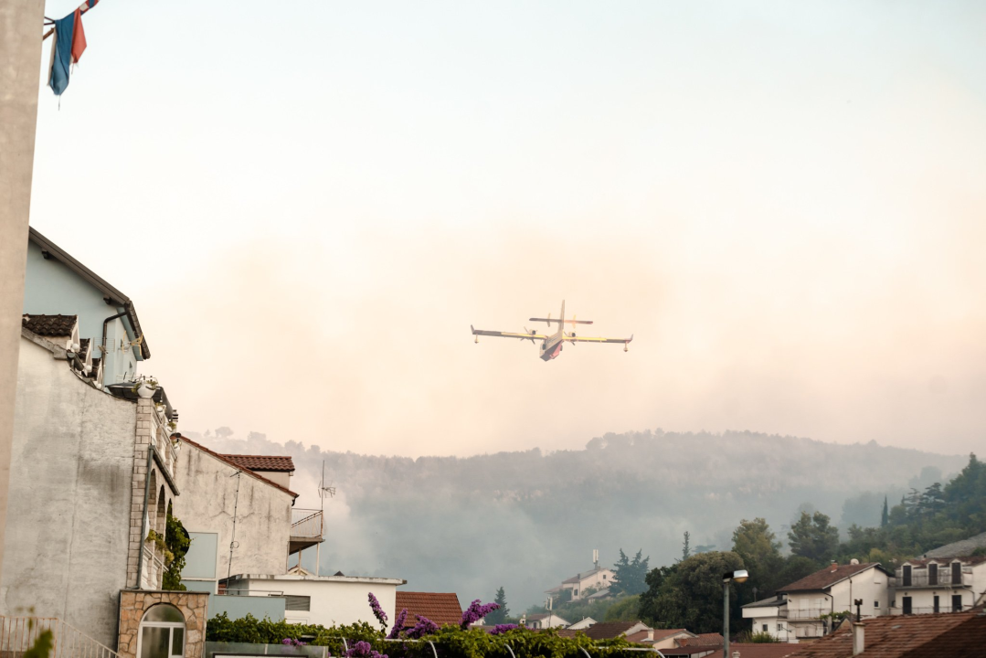 Nemirna noć na požarištu: Pogledajte večerašnje scene iz Zatona