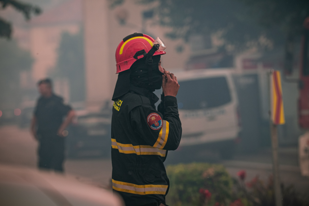 Jedan vatrogasac ozlijeđen, četveročlana obitelj iz Rasline koja je ostala bez kuće smještena u Cvjetni dom