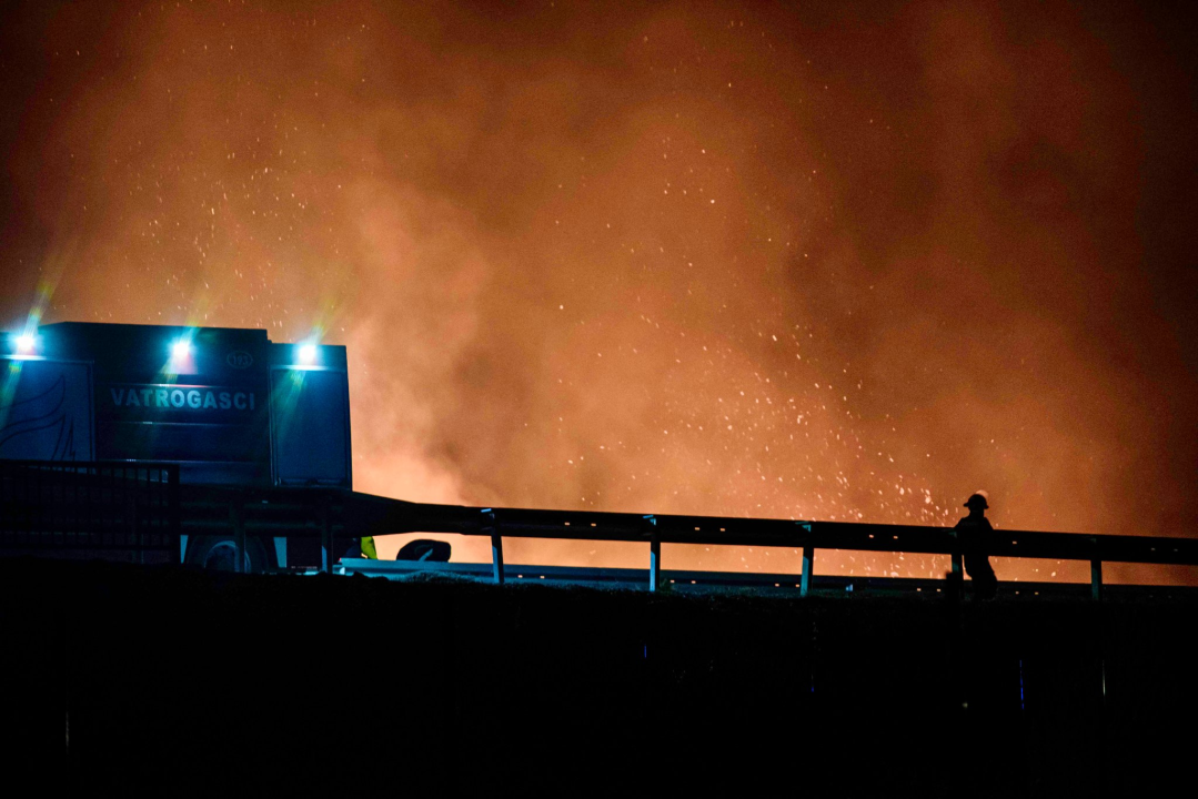Dva kanadera od jutra u akciji: Nekoliko vatrogasaca lakše ozlijeđeno, vatrena linija i dalje aktivna na vodičkoj strani