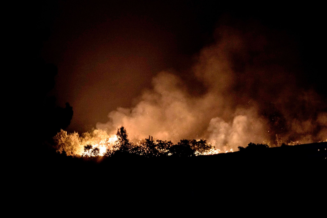 Dva kanadera od jutra u akciji: Nekoliko vatrogasaca lakše ozlijeđeno, vatrena linija i dalje aktivna na vodičkoj strani