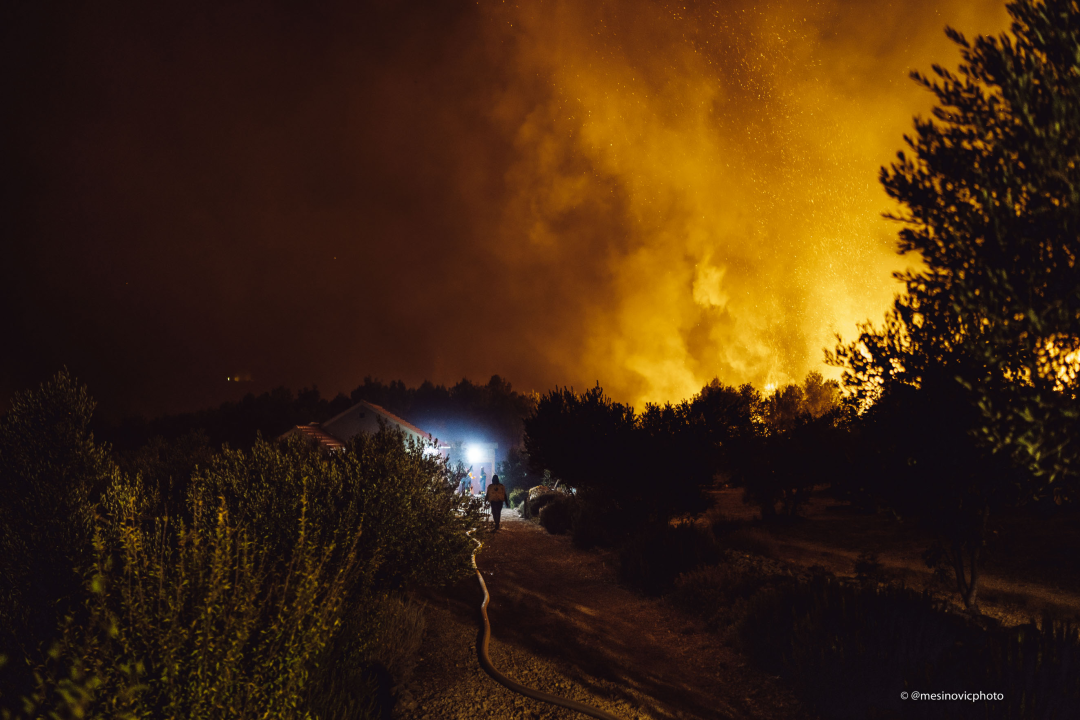 Fotogalerija i video: Bitka s vatrom u Zatonskoj ulici koja spaja Zaton i Benkovačku cestu
