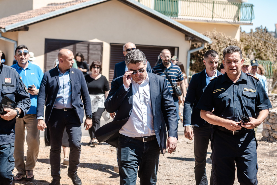  Milanović u Zatonu: Konobari imaju veću plaću od dobrovoljnih vatrogasaca, nitko neće izgorjeti za pet tisuća kuna