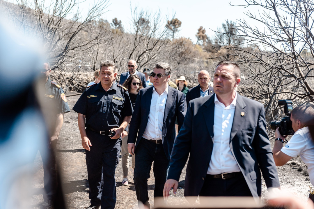  Milanović u Zatonu: Konobari imaju veću plaću od dobrovoljnih vatrogasaca, nitko neće izgorjeti za pet tisuća kuna