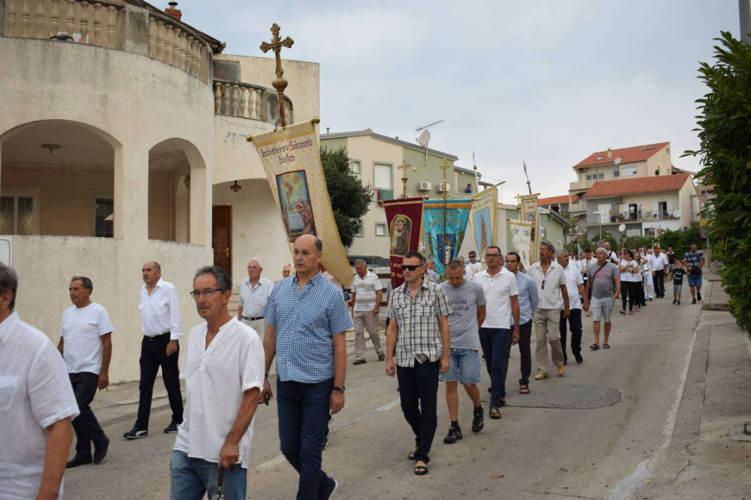 U Primoštenu proslavljena Gospa od Porta: Djevojke u nošnjama nosile sliku, procesiju pratile brodice