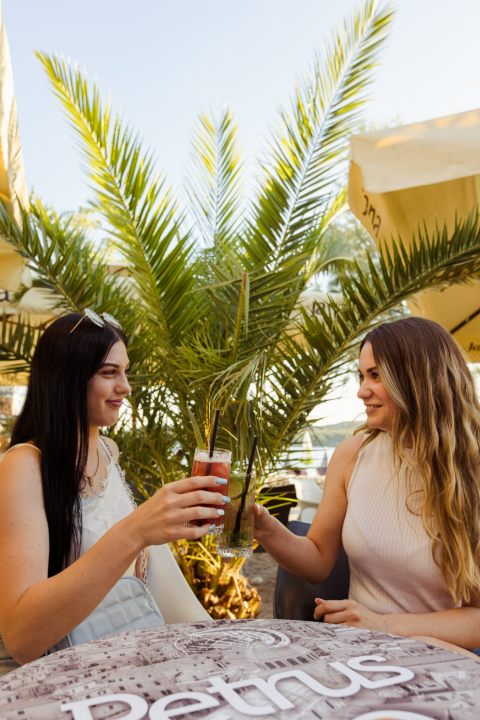 Zaigrajte odbojku na pijesku na plaži Banj, a predah potražite u Petrusu!