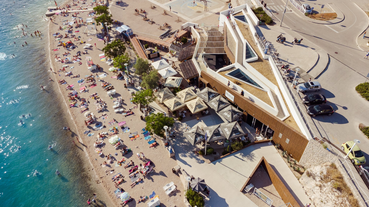 Zaigrajte odbojku na pijesku na plaži Banj, a predah potražite u Petrusu!