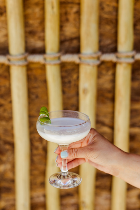 Zaigrajte odbojku na pijesku na plaži Banj, a predah potražite u Petrusu!