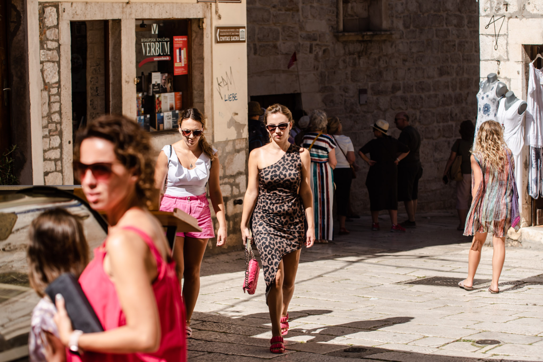 Lijepe sugrađanke šarenim modnim kombinacijama ukrale sve poglede u centru grada 