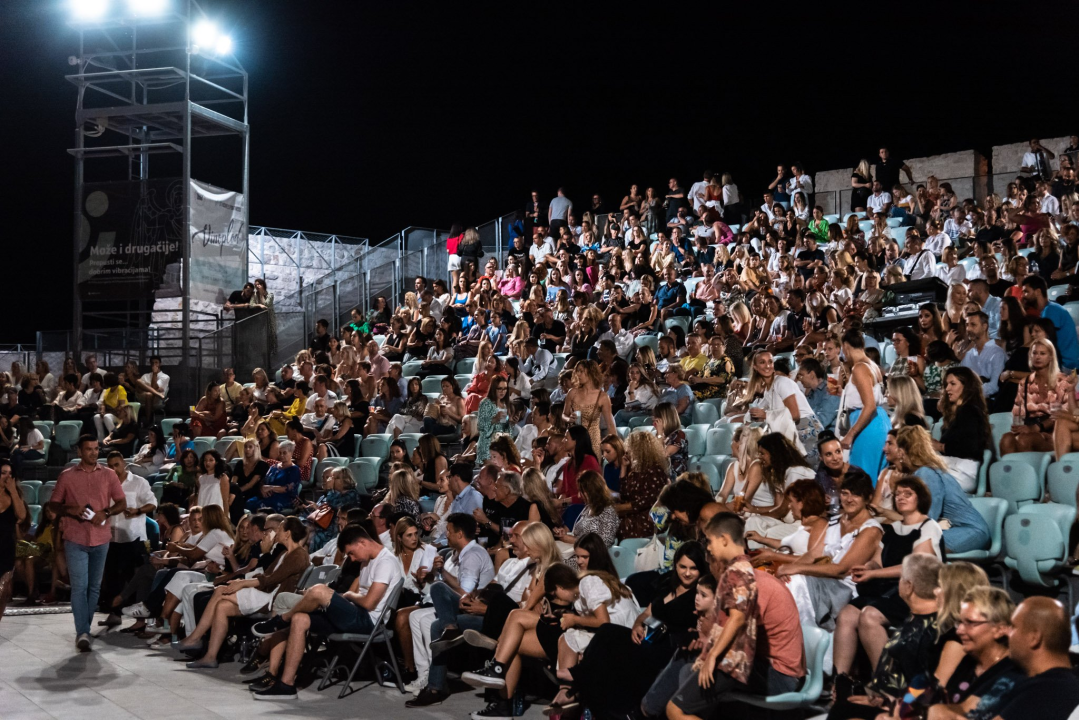 Tony Cetinski u Šibeniku predstavio novi izgled i usput oduševio publiku