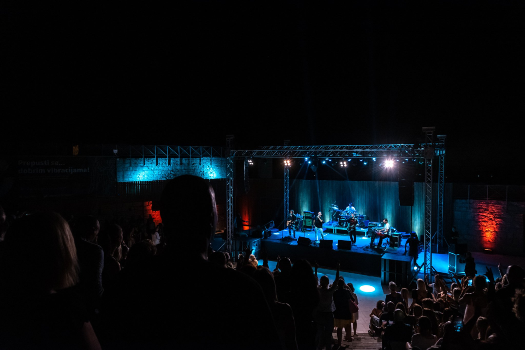 Tony Cetinski u Šibeniku predstavio novi izgled i usput oduševio publiku