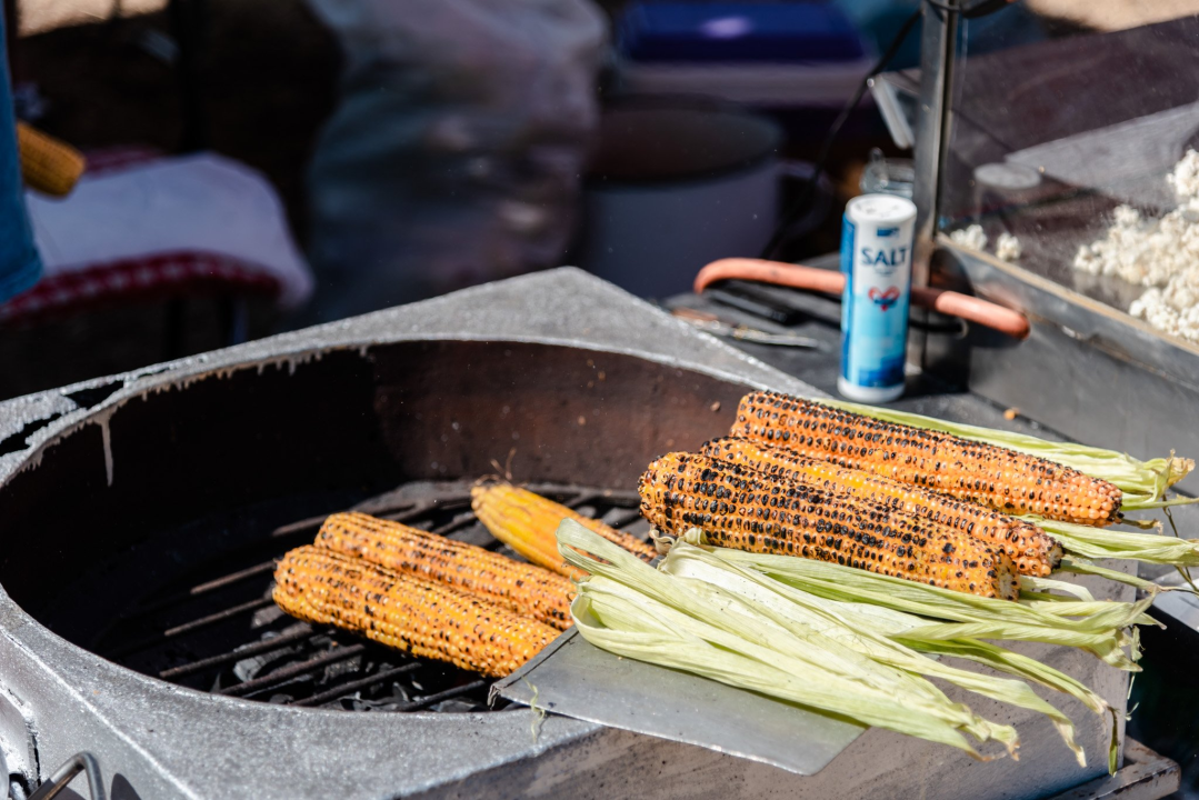 Janjetine nema, ali ima kukuruza: Pečenog, kuhanog i u obliku kokica. I brdo plastike 
