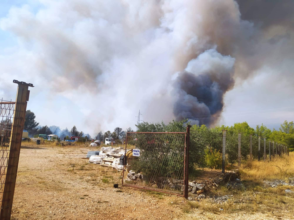 U tijeku sanacija požarišta u Vrpolju: Na terenu 60 vatrogasaca i 21 vozilo
