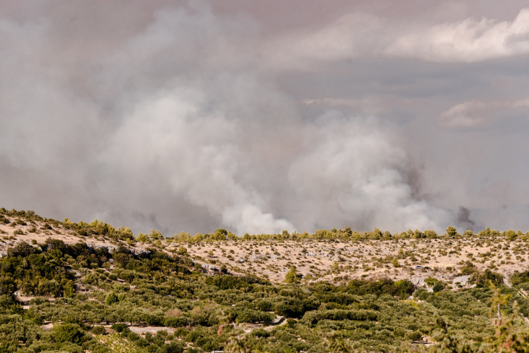 U tijeku sanacija požarišta u Vrpolju: Na terenu 60 vatrogasaca i 21 vozilo