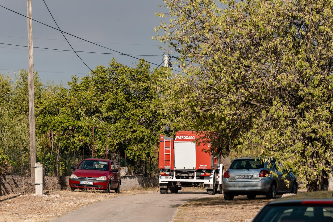 U tijeku sanacija požarišta u Vrpolju: Na terenu 60 vatrogasaca i 21 vozilo
