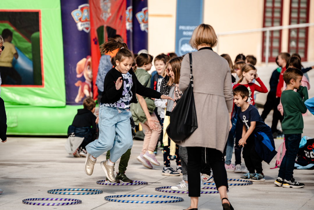 Poljana puna djece: Voze električne romobile i bicikle, uče o sigurnosti u prometu