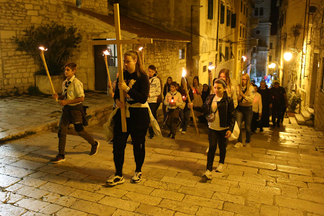 Ususret sv. Mihovilu održana procesija mladih u Šibeniku
