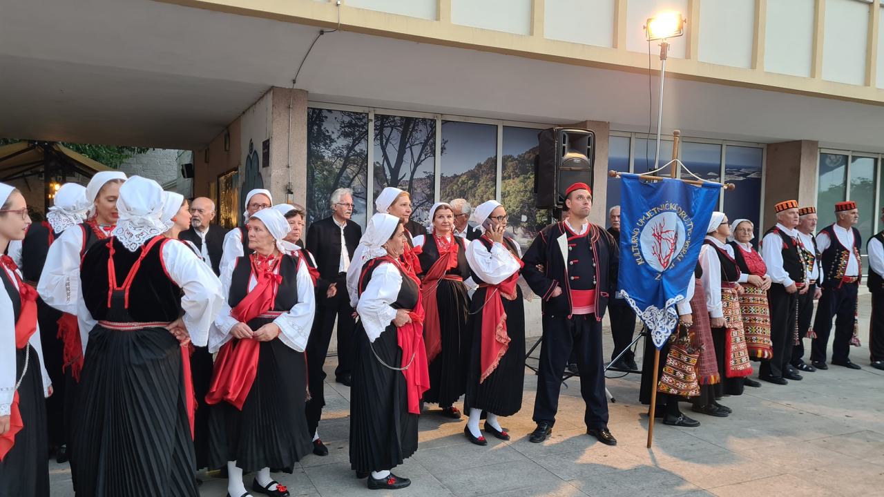 U Šibeniku se okupili KUD-ovi iz županije, ali Šibenčani nisu baš pohrlili na njihov nastup