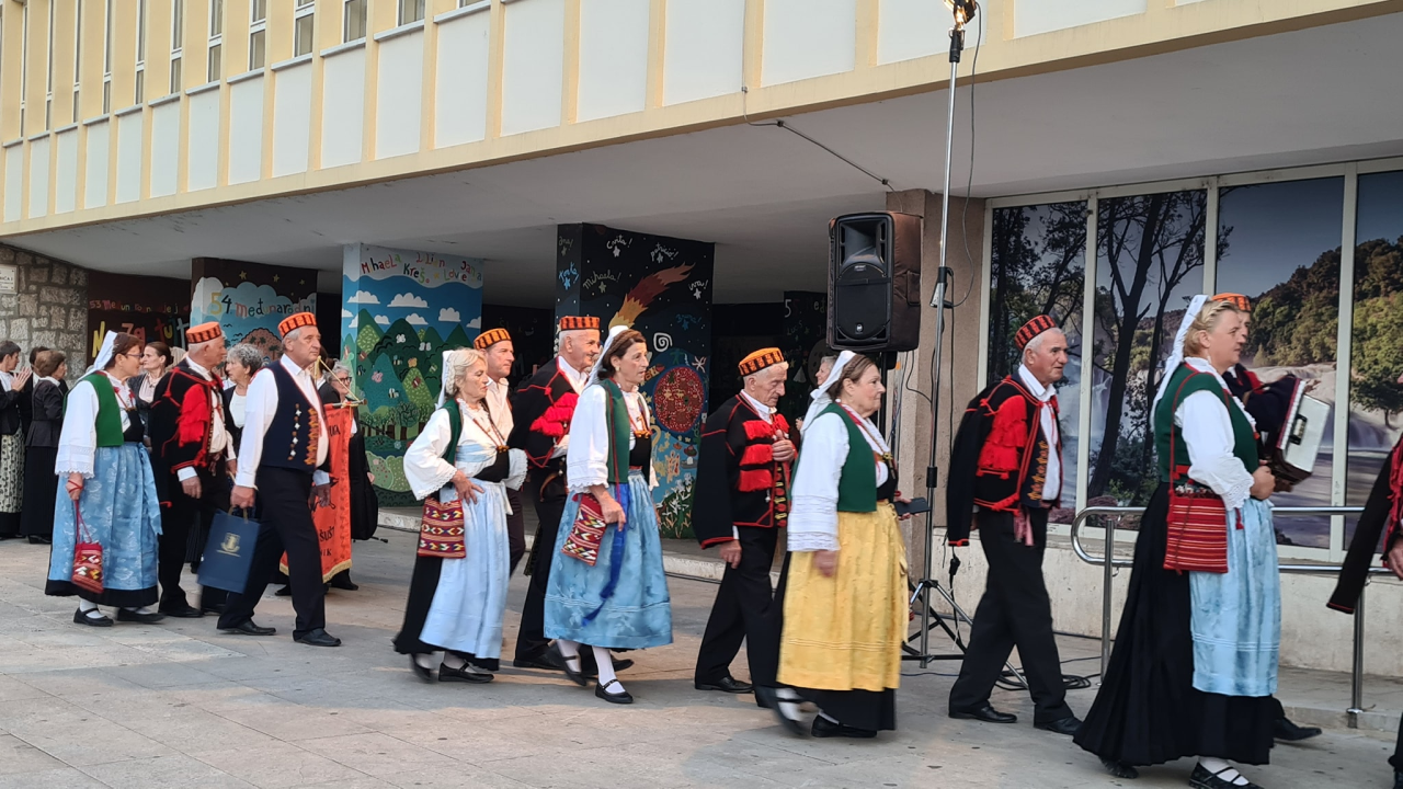 U Šibeniku se okupili KUD-ovi iz županije, ali Šibenčani nisu baš pohrlili na njihov nastup