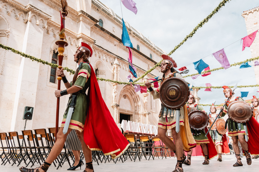 Procesijom gradskim ulicama počela proslava sv. Mihovila, nebeskog zaštitnika Šibenika