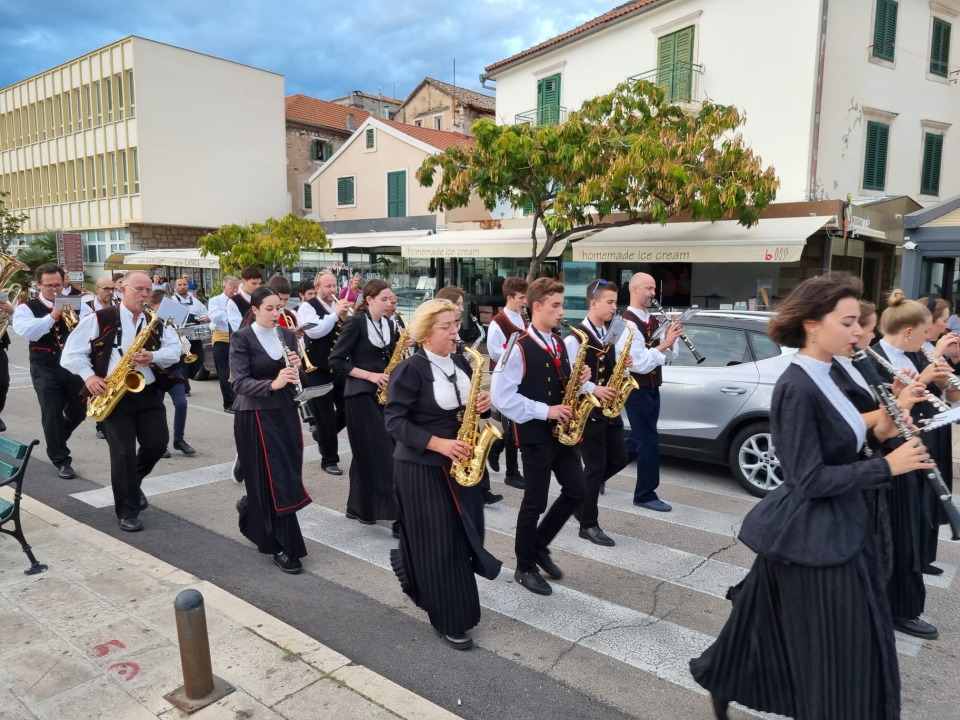 Šibenska narodna glazba počastila sugrađane promenadnim nastupom gradskim ulicama 