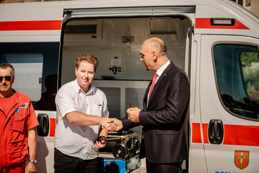 Župan Jelić predao šest sanitetskih vozila ravnateljima županijskih Domova zdravlja