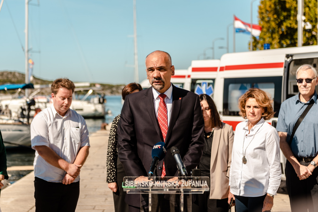 Župan Jelić predao šest sanitetskih vozila ravnateljima županijskih Domova zdravlja