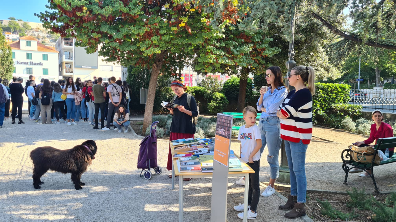Misli na sebe, čitaj: Na mini sajmu u đardinu razmjenjuju se, kupuju i poklanjaju knjige