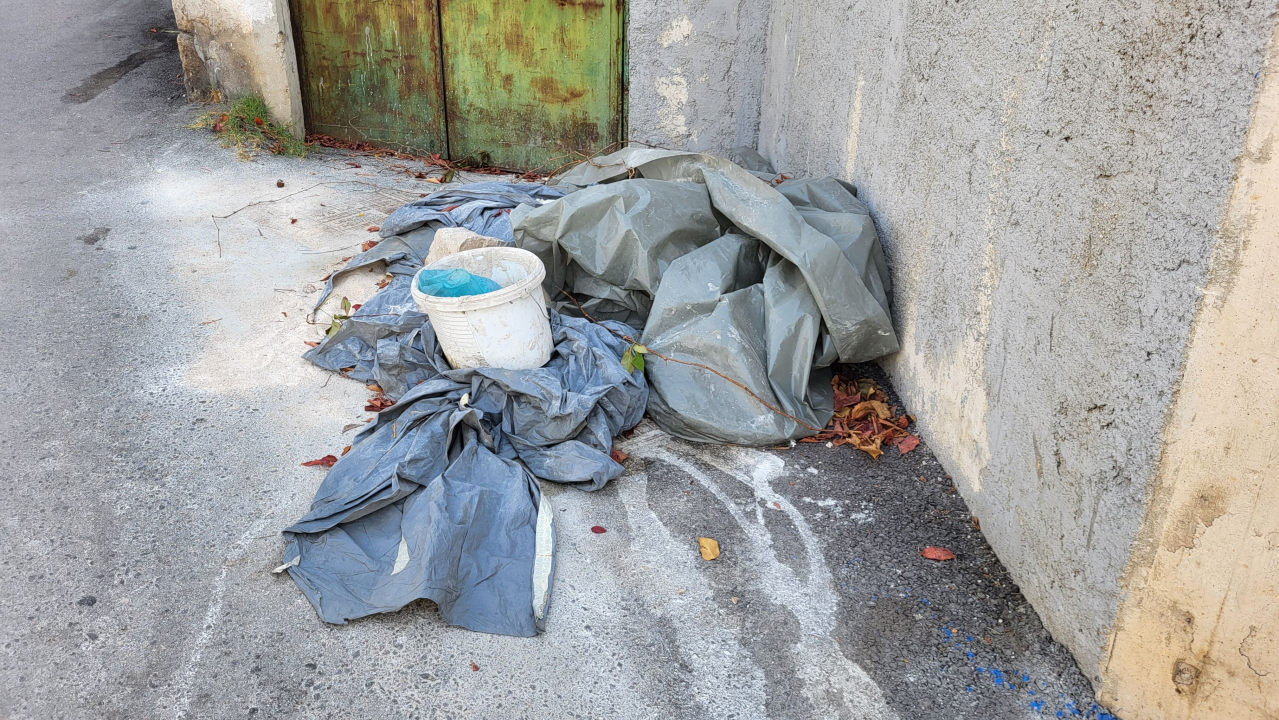 Smeće na Mimicu nastavlja se bacati preko zida, a tu su sad i ostaci građevinskog materijala