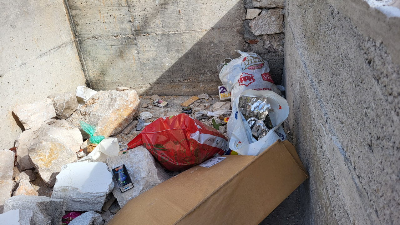 Smeće na Mimicu nastavlja se bacati preko zida, a tu su sad i ostaci građevinskog materijala