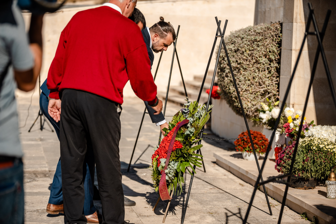 Na spomen-kosturnicu na Kvanju stavljeni karanfili: 'Za poginule neće biti zvučnika po gradu, ali će biti ponosa i prkosa'