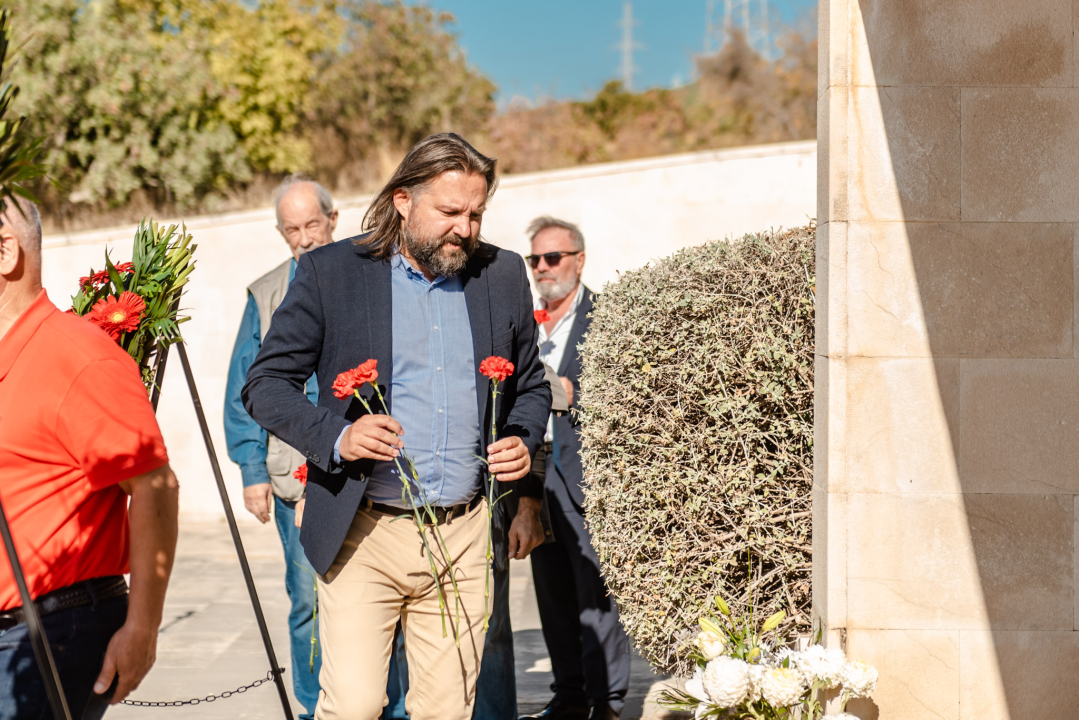 Na spomen-kosturnicu na Kvanju stavljeni karanfili: 'Za poginule neće biti zvučnika po gradu, ali će biti ponosa i prkosa'