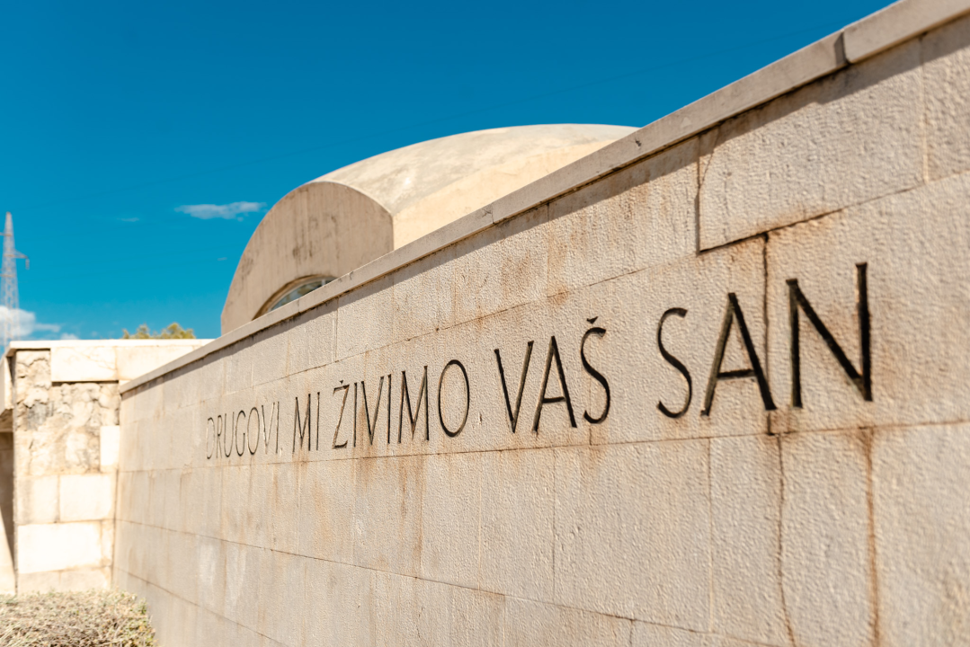 Na spomen-kosturnicu na Kvanju stavljeni karanfili: 'Za poginule neće biti zvučnika po gradu, ali će biti ponosa i prkosa'